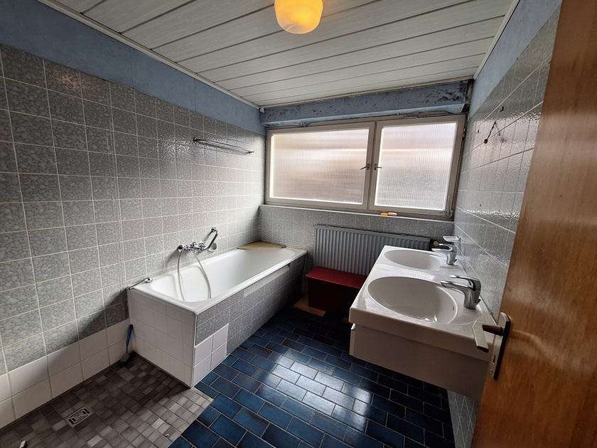 Immobilie in Oberderdingen - Freistehendes, geräumiges Wohnhaus mit Garagen in sehr schöner Randlage - Bild 0