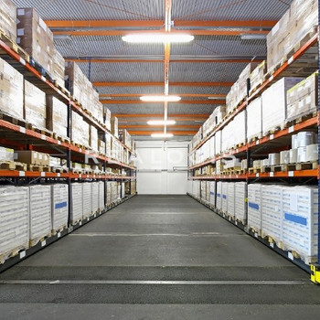 Ca. 15.000 qm Lager- / Produktionsflächen | 3x Rampe | ca. 5,50 m UKB