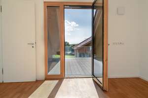 Lichtdurchflutete 2-Zimmer-Wohnung mit bis zu 3,41 m Deckenhöhe, Terrasse und EEK A+ – Fuchsbergstraße 7c, 83104 Tuntenhausen – Vorschaubild 6