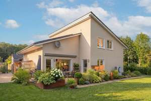 Mit Luftwärmepumpe, Fußbodenheizung, Smart Home usw.: Energieeffizientes Pultdach-Haus in Rehfelde – Die vollständige Adresse der Immobilie erhältst du vom Anbieter., 15345 Rehfelde – Vorschaubild 1