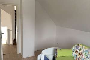 Großzügige 5-Zimmer-Wohnung mit Dachgeschosszimmer, 2 Bäder und großem Keller in Wöllstadt

 – Paul-Hallmann-Straße  6, 61206 Wöllstadt – Vorschaubild 7