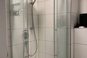 Hochparterre: Gepflegtes, möbliertes 1-Zimmer-Apartment mit Balkon, Küche und Tiefgaragenstellplatz – 60486 Gallus, Frankfurt am Main – Vorschaubild 7