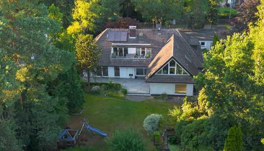 Bild von VIS-A-VIS ZUM GOLFPLATZ: WEITLÄUFIGES ANWESEN AUF PARKÄHNL. GRUNDSTÜCK MIT POOL & ZWEI WOHNEINHEITEN