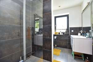 Design trifft Natur: Exklusives Architektenhaus in idyllischer Lage von Scharbeutz-Klingberg! – Die vollständige Adresse der Immobilie erhältst du vom Anbieter., 23684 Scharbeutz – Vorschaubild 3