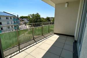 zukunftsweisende, moderne Wohnung, offene Küche zum Wohnbereich, Balkon, Badewanne, Fußbodenheizung,