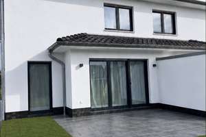Moderne Doppelhaushälfte (BJ 2020) mit Garten, Einbauküche und Gartenhütte zu vermieten