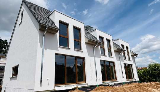 Bild von Bezugsfreies, neues Reihen-END-haus mit Keller in toller Waldrandlage von Bischofsheim - Erstbezug !