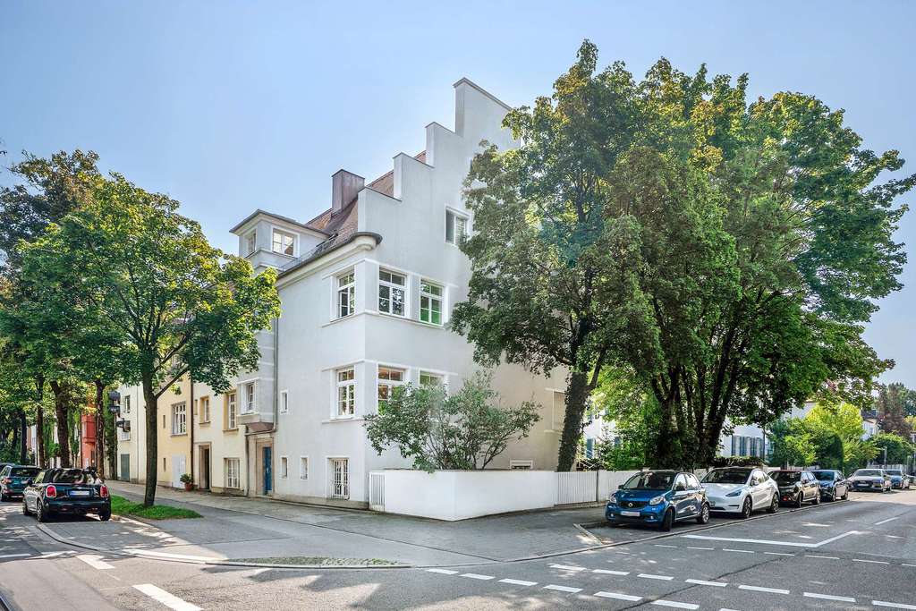 Rarität. Ensemble-Eckhaus aus den 1920er-Jahren.