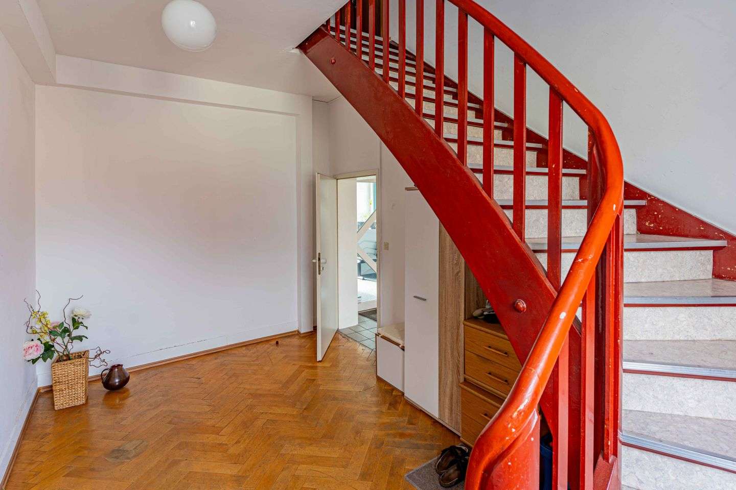 Immobilie in Immendingen - Attraktive 3-Zi.-Wohnung mit Kamin, ausgebautem Dachraum, Garage und eigenem Garten in Immendingen - Bild 6