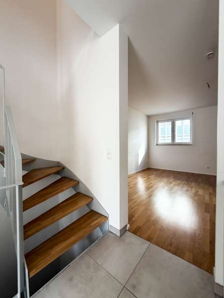 Helles Wohnzimmer mit Trep.jpg