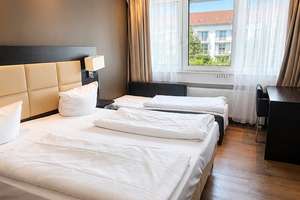 Hotel-Atmosphäre: vollausgestattetes möbliertes ehemaliges Hotelzimmer in Karlsruhe zu vermieten. – Kriegstr. 51, 76133 Innenstadt-West, Karlsruhe – Vorschaubild 1
