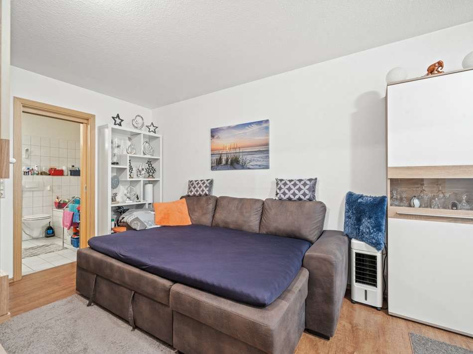 Schlafzimmer mit Zugang zum Ba