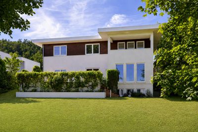 Architektur, Design und Qualität auf hohem Niveau: Moderne Familienvilla mit Skylineblick in Toplage