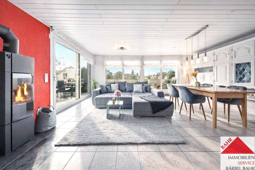 Immobilie in Herrenberg - Großzügiges Zweifamilienhaus mit großem Grundstück in Herrenberg-Gültstein
 - Bild 0