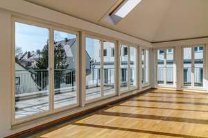 Lichtdurchflutete Penthouse-Wohnung mit Dachterrasse unweit der Münchener City – 81377 Am Waldfriedhof, München – Vorschaubild 1