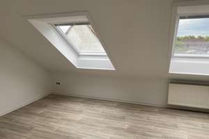 Helle 2 Zimmer Dachgeschosswohnung mit EBK + Loggia 