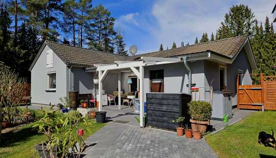 Bild von WOHNTRAUMBUNGALOW, KERNSANIERT U. TOP-GEPFLEGT MIT EBK, KAMINOFEN UND CA. 2.148 m² WALDGRUNDSTÜCK