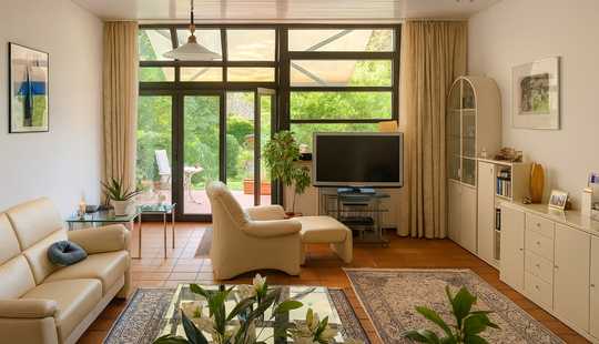 Bild von Gepflegtes Reihenhaus mit Wintergarten und Gartenidylle