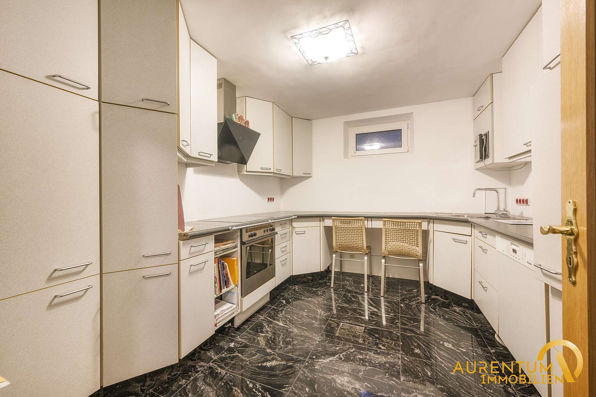 Immobilie in Bruckberg - SOFORT FREI: Großzügiger Bungalow mit Einliegerwohnung, weitläufigem Grundstück und einmaligem Blick - Bild 8