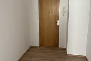 Neu renovierte 2-Raumwohnung mit EBK, Balkon mit Blick ins Grüne, PKW-Stellplatz direkt am Haus!!! – Chemnitztalstrasse 117, 9114 Chemnitz – Vorschaubild 2