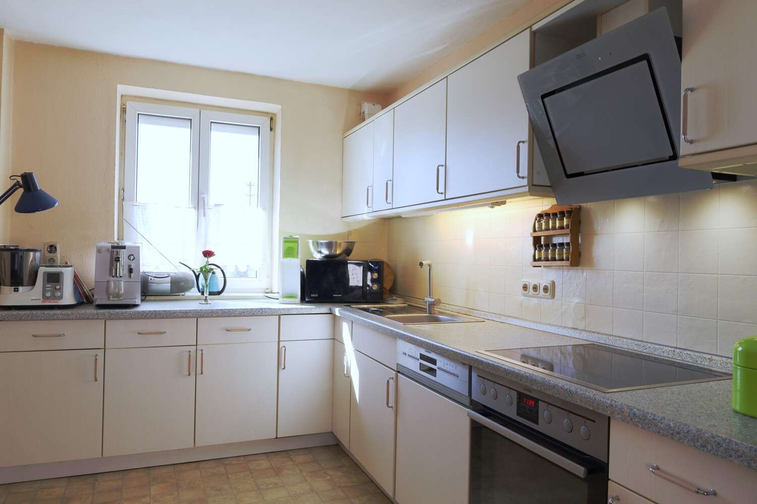 Immobilie in Dürrlauingen - Geräumiges Zweifamilienhaus 
mit großem Grundstück - Bild 2