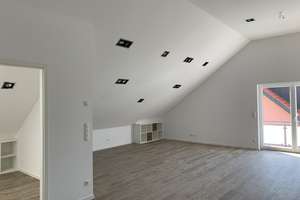 Das etwas andere Dachgeschoss: 3-Zimmer-Dachgeschosswohnung mit Einbauküche und Balkon