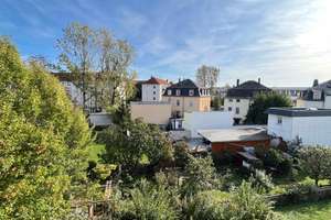 * Helle Dachgeschoßwohnung mit Holzbalken und Schrägen  *