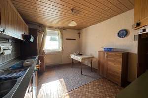 Sanierungsbedürftiges Wohnhaus mit 2 Garagen, Carport und Werkstatt, ideal für Handwerker – Die vollständige Adresse der Immobilie erhältst du vom Anbieter., 86415 Mering – Vorschaubild 3