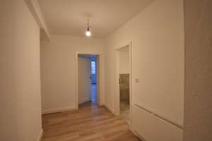 ERSTBEZUG nach Sanierung! Zentrale 2-Zi-Whg mit Balkon – 40210 Stadtmitte, Düsseldorf – Vorschaubild 2
