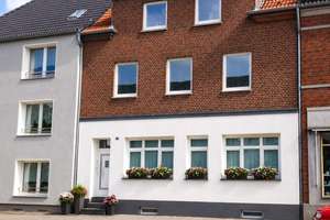 Wohnen. Vermieten. Investieren. – Stilvolles Mehrfamilienhaus mit Gartenidylle in Duisburg-Oestrum – Eichenstr. 20, 47228 Bergheim, Duisburg – Vorschaubild 1
