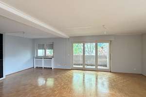 Zwei Zimmer Wohnung mit offenem Wohn-, Ess- und Arbeitsbereich und zwei Balkonen in der Oststadt