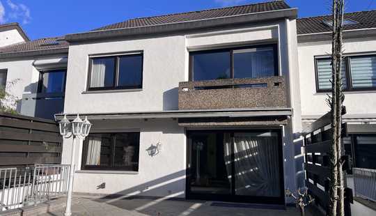 Bild von Hofheim-Marxheim, großes Einfamilienhaus mit Garten, Terrasse, Garage und DG-Ausbaumöglichkeit