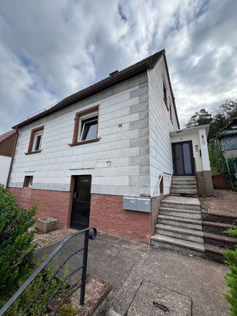 Immobilie in Otterbach - Seltene Gelegenheit in Otterbach: Freistehendes Wohnhaus aus den 40er Jahren mit Ausbaupotenzial - Bild 0