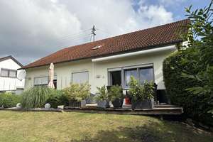 Einfamilienhaus mit Ausbaupotenzial in ruhiger Wohnlage! – Die vollständige Adresse der Immobilie erhältst du vom Anbieter., 86706 Weichering – Vorschaubild 1
