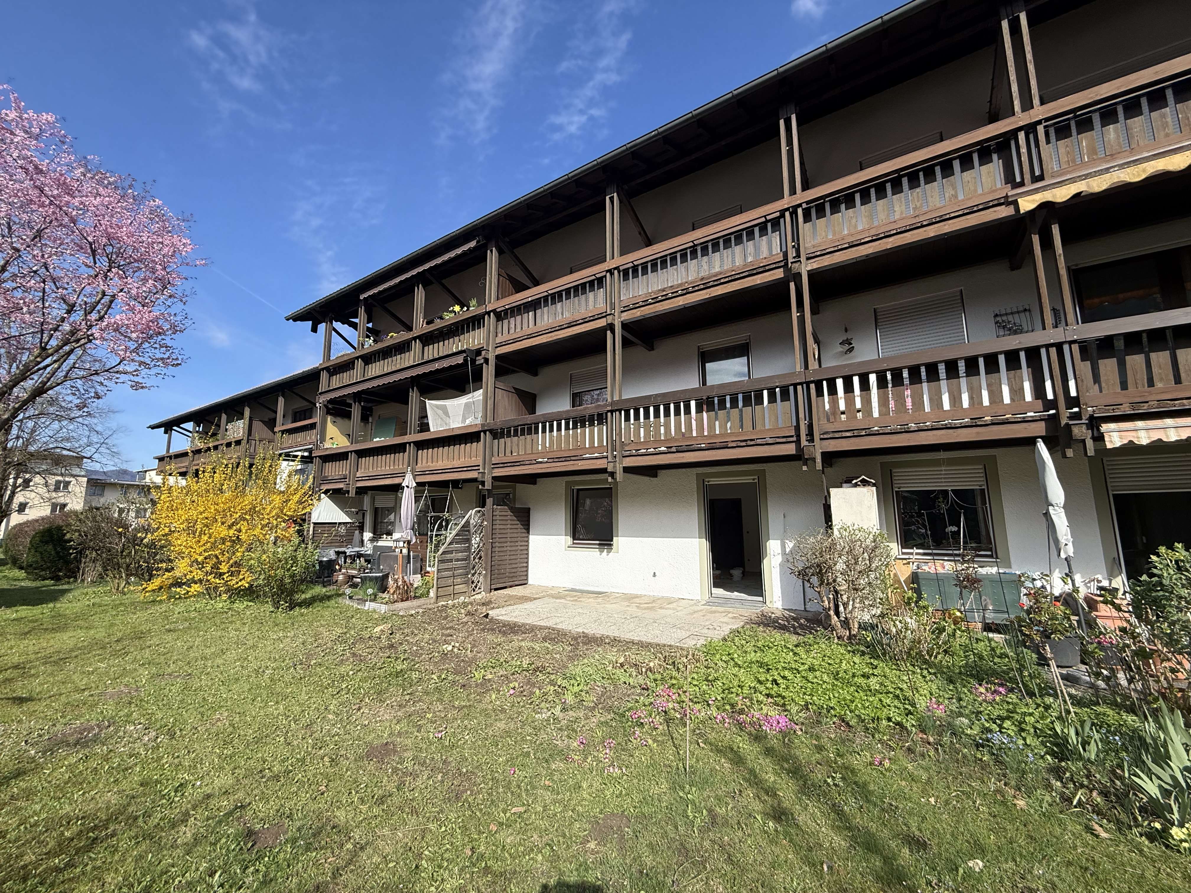 1-Zimmer-Apartment mit Terrasse und Tiefgarage – viel Potenzial in sonniger Lage Bad Reichenhalls, Berchtesgadener Land Kreis – Bild 1