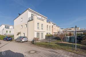 Wohnen am Wasser: Familienhaus mit großem Garten, Carport & 3 Bädern