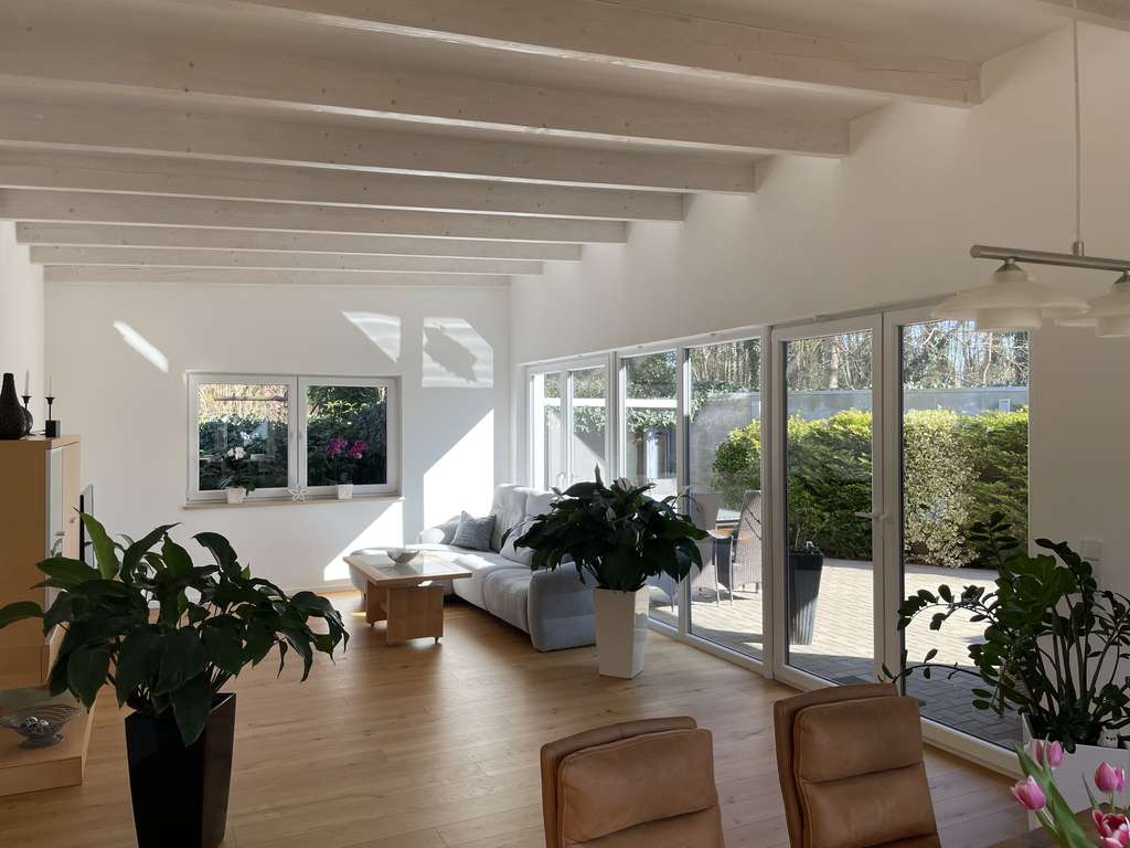 Lichtdurchfluteter Architektenbungalow mit großem Garten in Waldumgebung