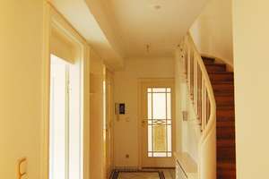 Familienhaus mit Garage, EBK, Balkon, großem Garten, Tresor, Glasdach und Panoramafenstern – 60487 Bockenheim, Frankfurt am Main – Vorschaubild 2
