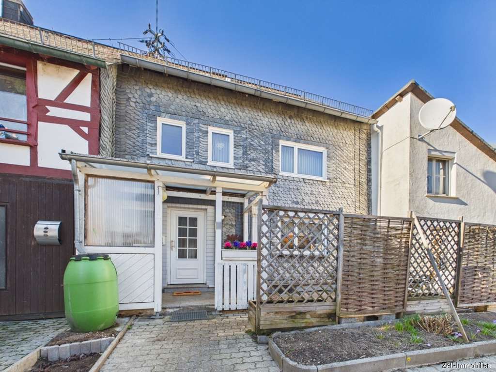 Immobilie in Weisel - Charmantes Einfamilienhaus mit Nebengebäude, Garage und Scheune in Weisel zu verkaufen - Bild 0