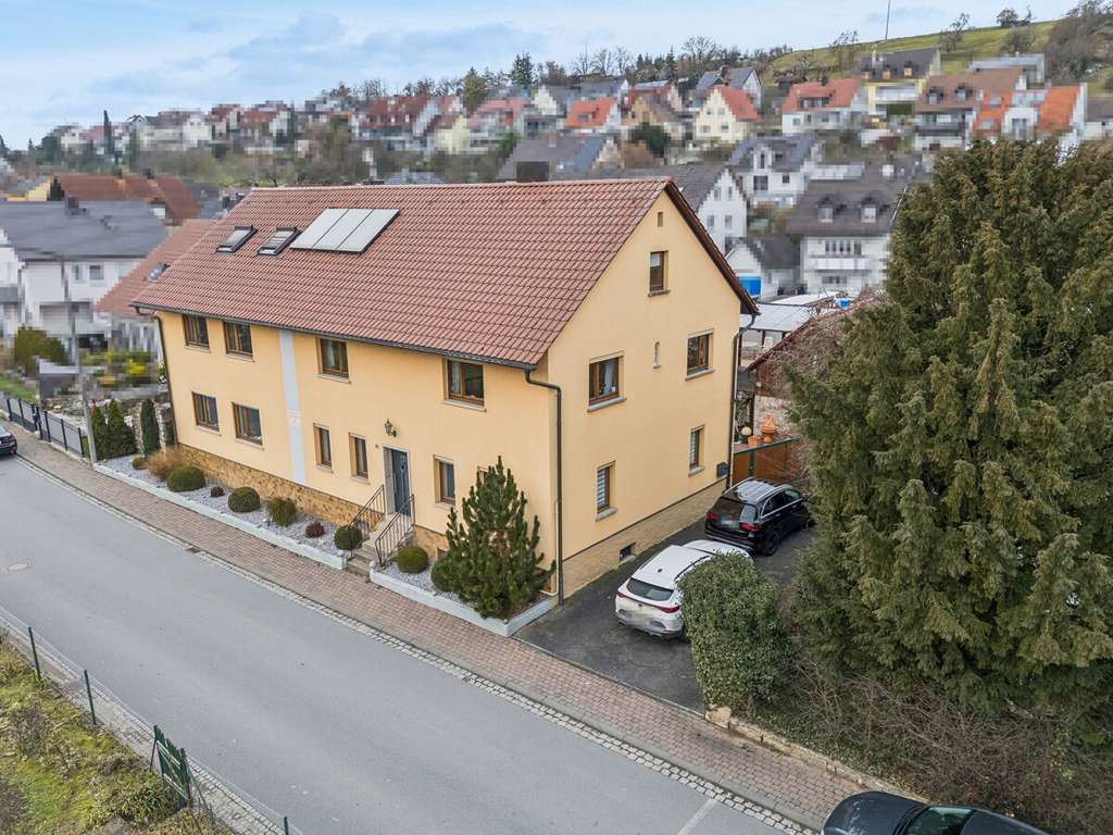 Immobilie in Theilheim - Solides Zweifamilienhaus im Würzburger Einzugsgebiet – viel Wohnraum, flexible Nutzung, Doppelgarage - Bild 1