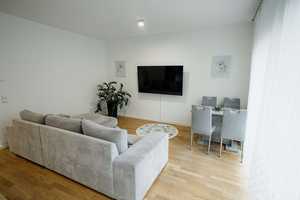 MODERNES TOWNHOUSE AUF 3 ETAGEN MIT 4 ZIMMERN, 2 BÄDERN & STYLISCHER WOHNKÜCHE – Konrad-Wolf-Straße 90a, 13055 Berlin – Vorschaubild 9