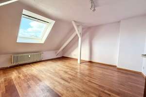 Nette Dachgeschosswohnung in ruhigem 4-Familienhaus