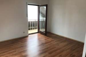 Sehr ruhige, helle 2-Zi-DG-Wohnung mit sep. Küche und Balkon in München Aubing – 81249 Aubing-Süd, München – Vorschaubild 3