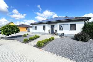 Energieffizienter Bungalow  
inkl. Terrasse + Doppelgarage in Coswiger Siedlung (BJ 2015) – Hermann-Cohen-Ring 44, 6869 Coswig (Anhalt) – Vorschaubild 1