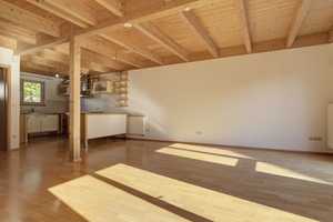 ROGERS: Helles Reihenhaus mit sichtbaren Holzbalken und Garten – Fürstenfeldbruck (Kreis) – Vorschaubild 2