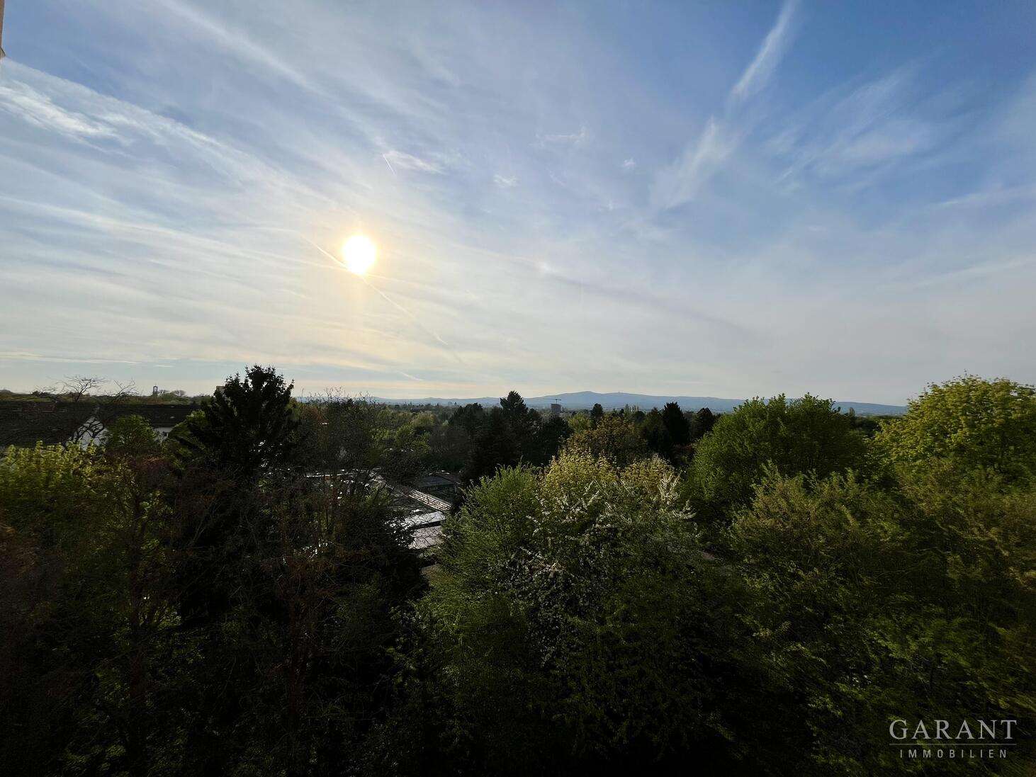 ***Wohnen mit Aussicht - 3 Zimmer - Balkon - TG - Aufzug***, Frankfurt am Main – Bild 1