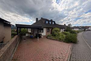 Stilvoll wohnen mit Aussicht: Einfamilienhaus mit Einliegerwohnung in Elgershausen! – Die vollständige Adresse der Immobilie erhältst du vom Anbieter., 34270 Schauenburg – Vorschaubild 2