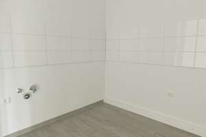 Ansprechende, großzügige 3-Zimmer-Wohnung mit Wand und Bodenbelag – Speckestr. 18, 44357 Westerfilde, Dortmund – Vorschaubild 2