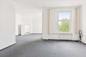 Großzügige Altbaueinheit mit sehr hohen Decken und Entwicklungspotenzial in ruhiger, zentraler Lage – Die vollständige Adresse der Immobilie erhältst du vom Anbieter., 10777 Schöneberg, Berlin – Vorschaubild 5