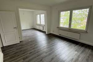 Direkt an der RÜ, da will ich wohnen! Schicke 2-Raum Wohnung mit Balkon